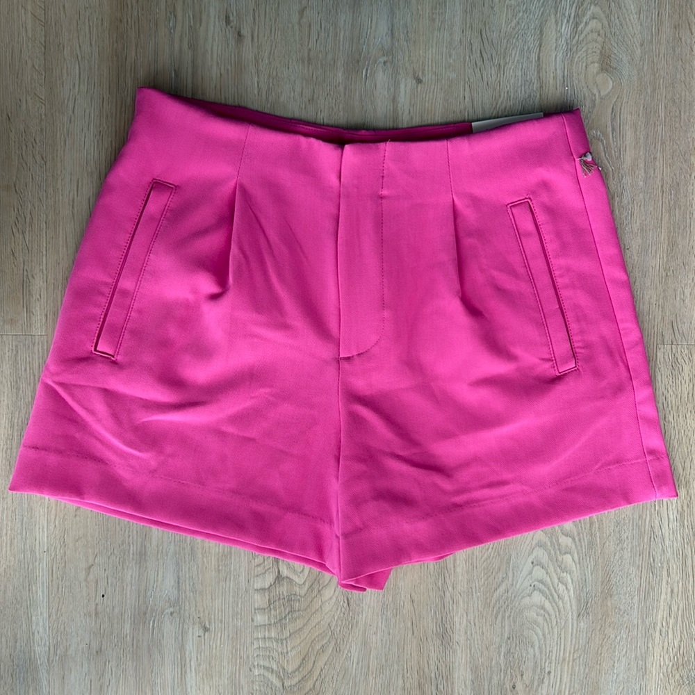 Hot Pink Midi-Shorts